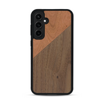 Coque de protection en bois véritable fabriquée en France pour  alliant du merisier et du noyer formant chacun un triangle avec une jointure en diagonale sur le thème de l'art abstrait