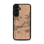 Coque de protection en bois véritable fabriquée en France pour  sur le thème des voyages en vans, vanlife et chill avec une gravure représentant un van vw combi devant le soleil couchant sur une plage avec des vagues
