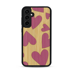Coque de protection en bois véritable fabriquée en France pour  alliant plusieurs essences de bois pour représenter des coeurs pour les amoureux