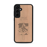 Coque de protection en bois véritable fabriquée en France pour  sur le thème de la nature et des arbres avec une gravure représentant une pomme de pin et la phrase "made by nature"