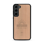 Coque de protection en bois véritable fabriquée en France pour  sur le thème chill avec un motif représentant un couché de soleil sur l'océan et la phrase "Chill out"