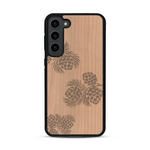 Coque de protection en bois véritable fabriquée en France pour  sur le thème de la nature des arbres avec un motif de gravure représentant des épines de sapin et des pommes de pin