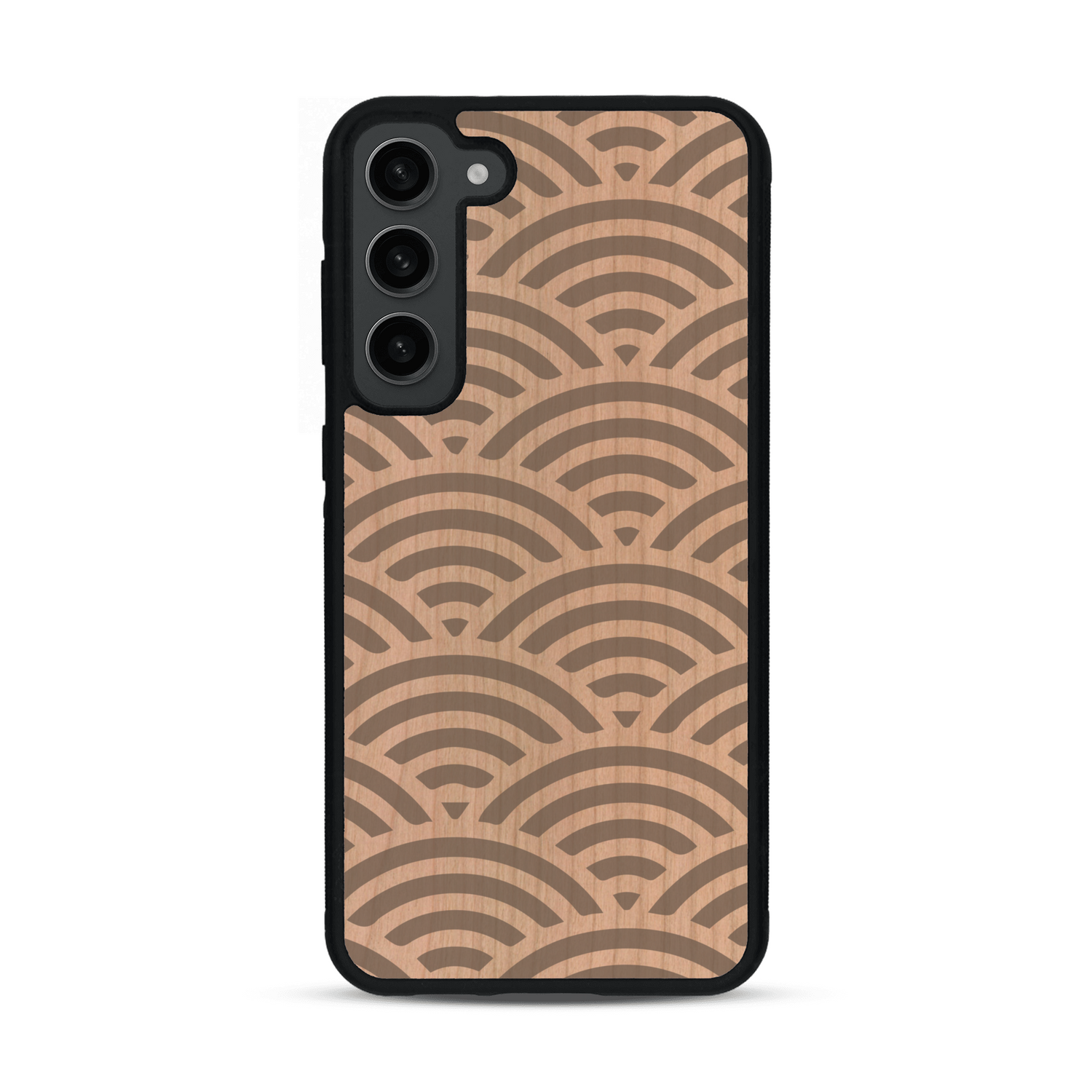 Coque de protection en bois véritable fabriquée en France pour  baptisée "La Sinjak" avec un motif de gravure abstrait représentant la répétition d'un symbole wifi