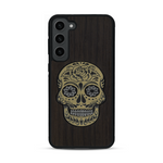 Coque de protection en bois véritable fabriquée en France pour  alliant du chêne fumé avec du métal argenté et doré représentant une tête de mort mexicaine sur le thème Dia de los Muertos