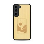 Coque de protection en bois véritable fabriquée en France pour  sur le thème du camping en pleine nature et du bivouac avec la phrase "Aventure is out there"