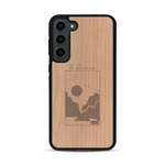 Coque de protection en bois véritable fabriquée en France pour  sur le thème du camping en pleine nature et du bivouac avec la phrase "Aventure is out there"