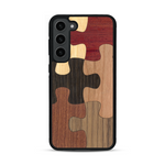 Coque de protection en bois véritable fabriquée en France pour  représentant un puzzle en six pièces qui allie du chêne fumé, du noyer, du bambou, du padouk, du merisier et de l'acajou