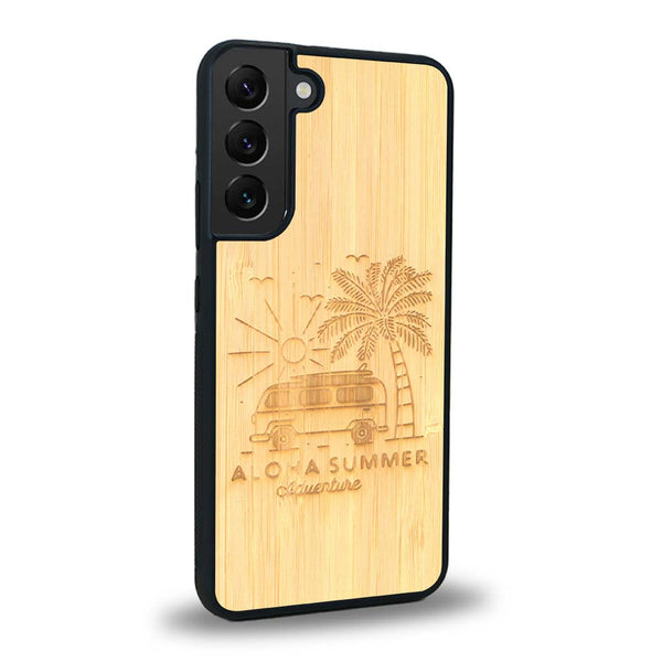 Coque de protection en bois véritable fabriquée en France pour Samsung S24 sur le thème de la plage, de l'été et vanlife.