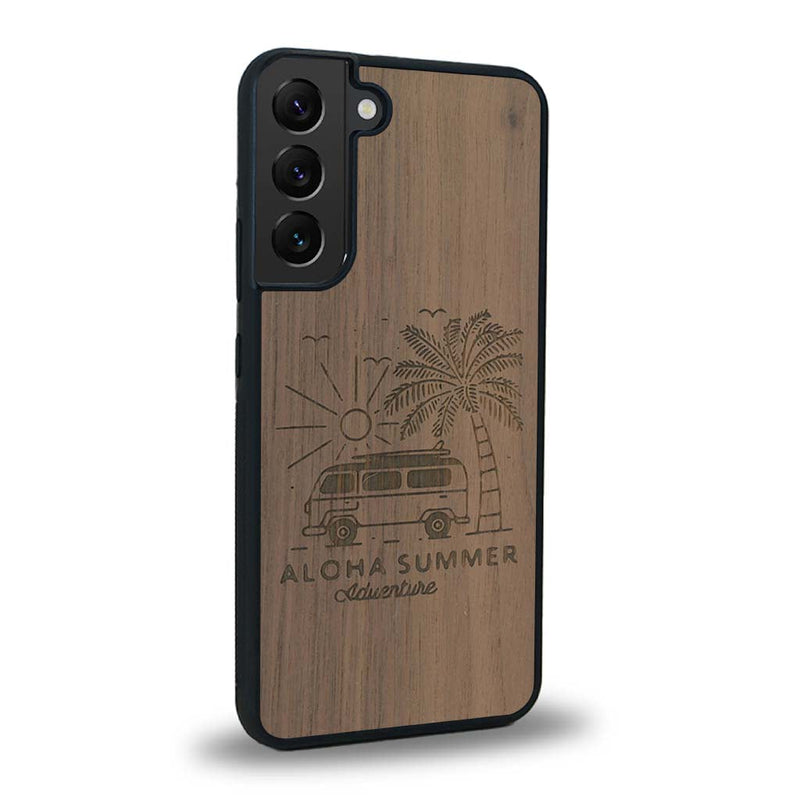 Coque de protection en bois véritable fabriquée en France pour Samsung S24 sur le thème de la plage, de l'été et vanlife.