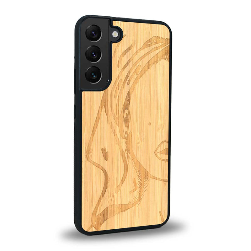 Coque de protection en bois véritable fabriquée en France pour Samsung S24 représentant une silhouette féminine épurée de type line art en collaboration avec l'artiste Maud Dabs