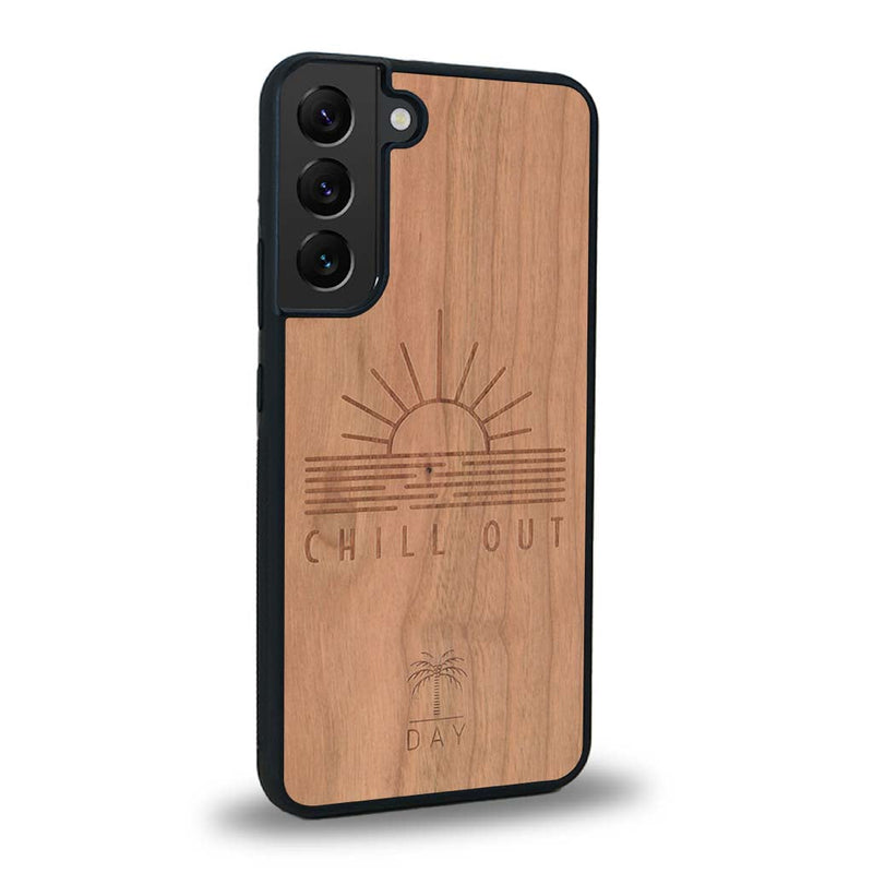 Coque de protection en bois véritable fabriquée en France pour Samsung S24 sur le thème chill avec un motif représentant un couché de soleil sur l'océan et la phrase "Chill out"