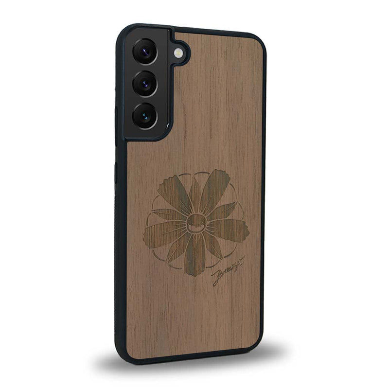 Coque de protection en bois véritable fabriquée en France pour Samsung S24 sur le thème des fleurs et de la montagne avec un motif de gravure représentant les pétales d'une fleur des montagnes