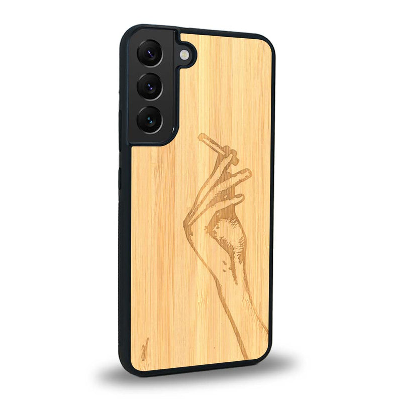 Coque de protection en bois véritable fabriquée en France pour Samsung S24 représentant une main de femme tenant une cigarette de type line art en collaboration avec l'artiste Maud Dabs