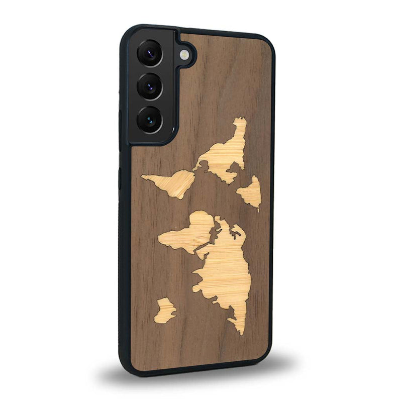 Coque de protection en bois véritable fabriquée en France pour Samsung S24 alliant du bambou et du noyer sur le thème du voyage et de l'aventure représentant une mappemonde