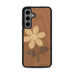 Coque de protection en bois véritable fabriquée en France pour Samsung S24 alliant plusieurs essences de bois pour représenter une marguerite