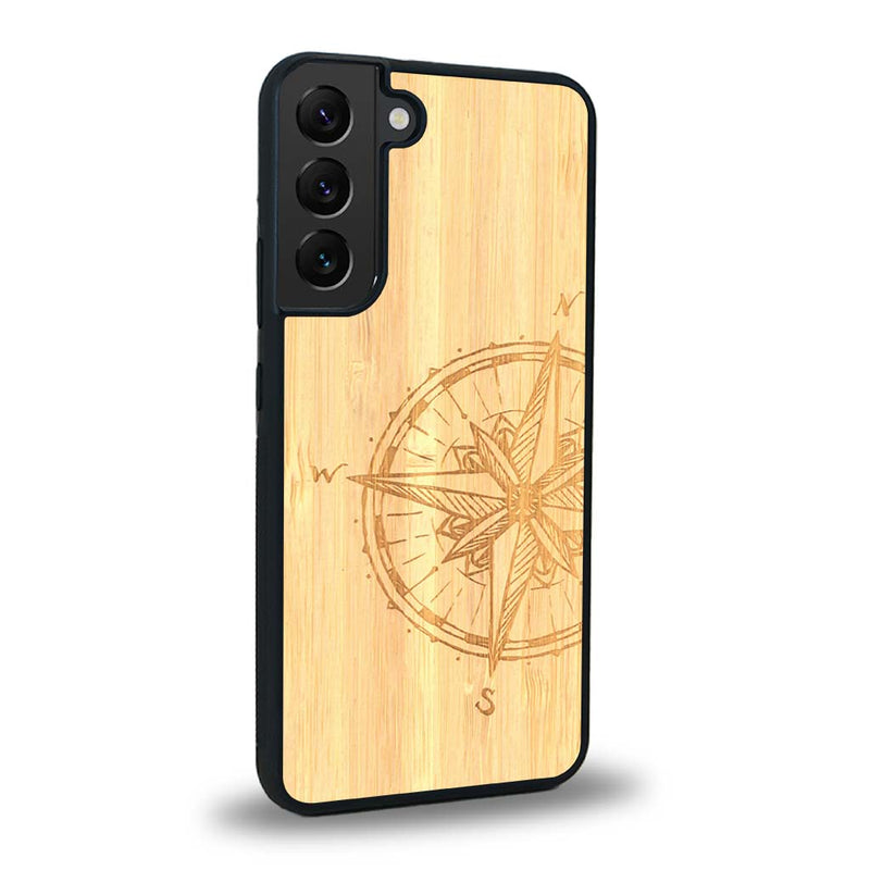 Coque de protection en bois véritable fabriquée en France pour Samsung S24 avec une gravure "rose des vents" sur le thème nautique et de l'océan qui s'inspire des boussoles de pirate