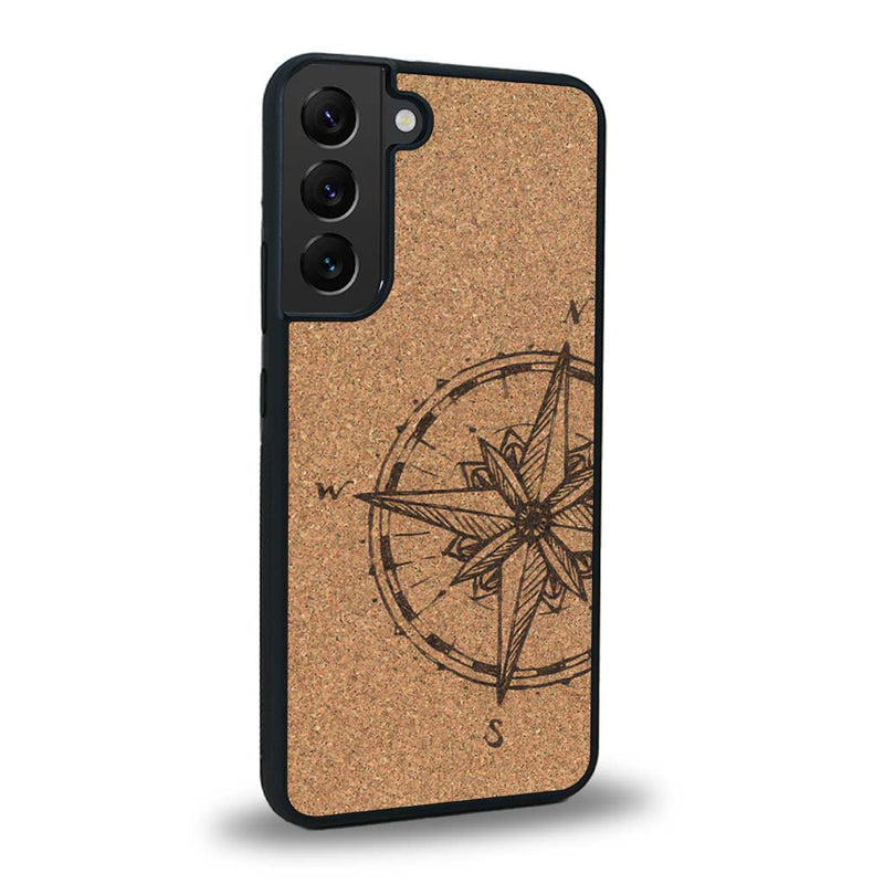 Coque de protection en bois véritable fabriquée en France pour Samsung S24 avec une gravure "rose des vents" sur le thème nautique et de l'océan qui s'inspire des boussoles de pirate