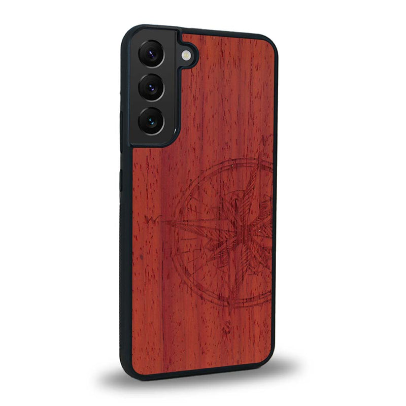 Coque de protection en bois véritable fabriquée en France pour Samsung S24 avec une gravure "rose des vents" sur le thème nautique et de l'océan qui s'inspire des boussoles de pirate