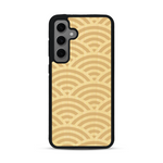 Coque de protection en bois véritable fabriquée en France pour  baptisée "La Sinjak" avec un motif de gravure abstrait représentant la répétition d'un symbole wifi
