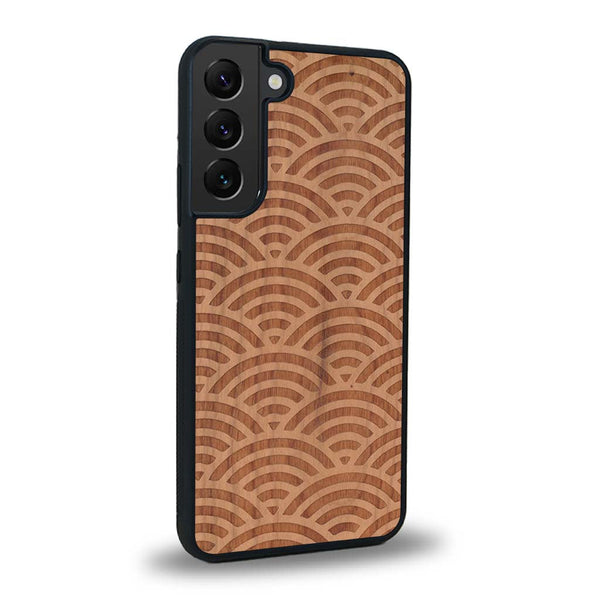 Coque de protection en bois véritable fabriquée en France pour Samsung S24 baptisée "La Sinjak" avec un motif de gravure abstrait représentant la répétition d'un symbole wifi