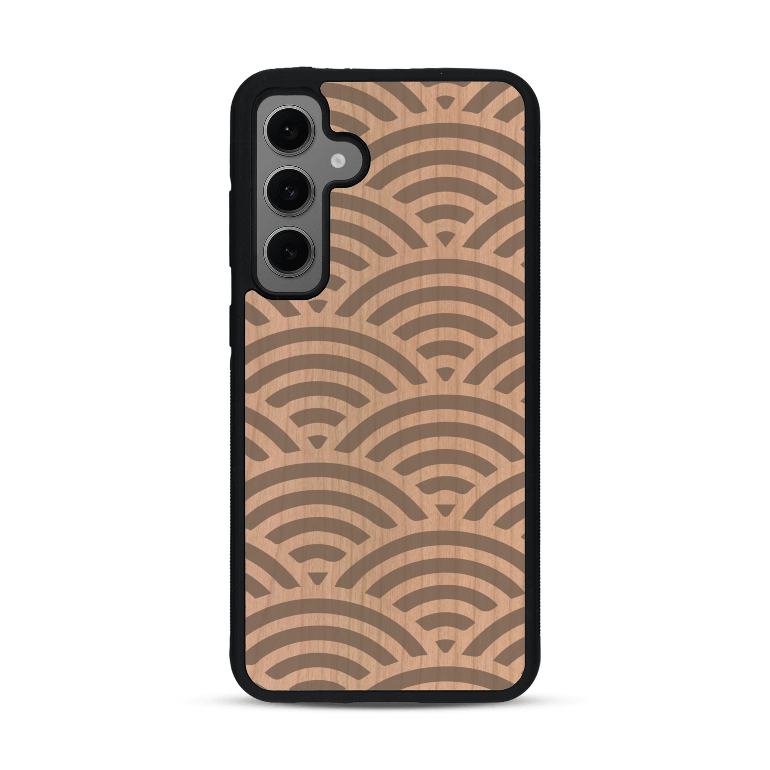 Coque de protection en bois véritable fabriquée en France pour  baptisée "La Sinjak" avec un motif de gravure abstrait représentant la répétition d'un symbole wifi