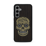 Coque de protection en bois véritable fabriquée en France pour  alliant du chêne fumé avec du métal argenté et doré représentant une tête de mort mexicaine sur le thème Dia de los Muertos