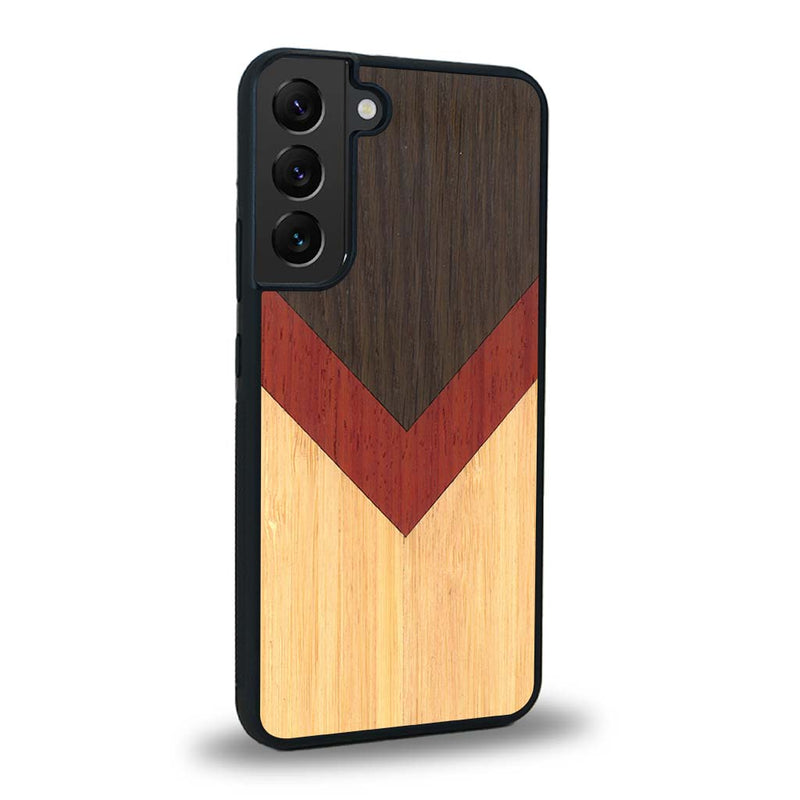 Coque de protection en bois véritable fabriquée en France pour Samsung S24 alliant du chêne fumé, du padouk et du bambou en forme de chevron sur le thème de l'art abstrait