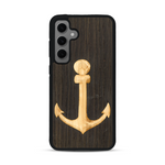 Coque de protection en bois véritable fabriquée en France pour  sur le thème nautique avec un bois clair et un bois foncé représentant une ancre de bateau