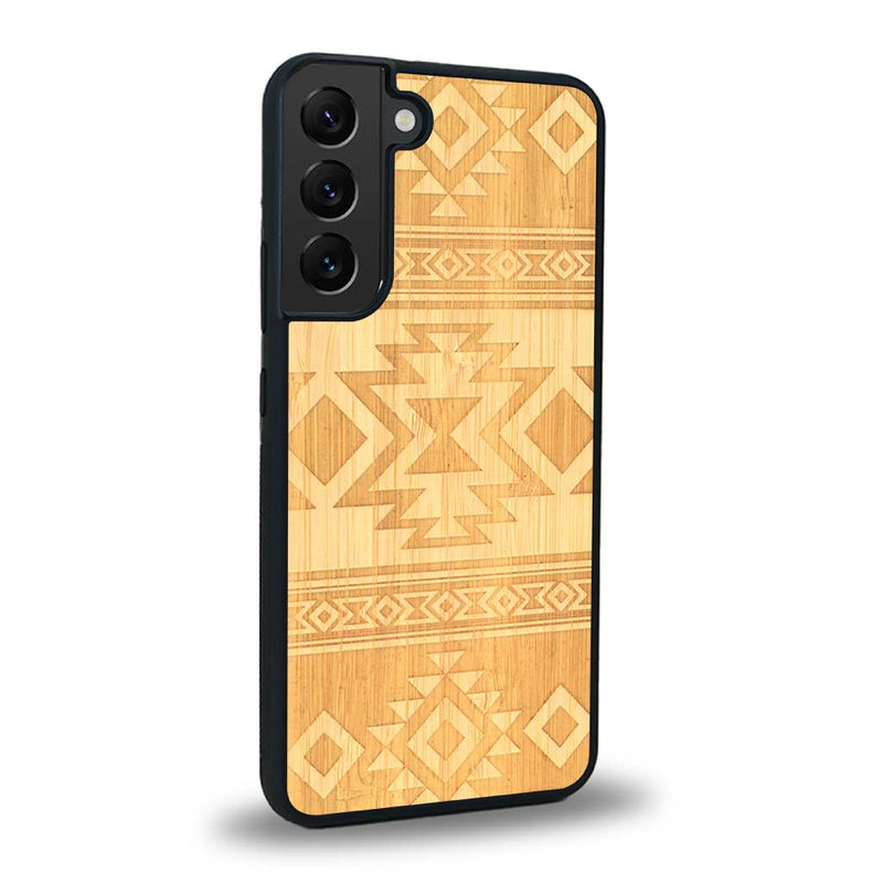 Coque de protection en bois véritable fabriquée en France pour Samsung S24 avec des motifs géométriques s'inspirant des temples aztèques, mayas et incas