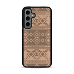 Coque de protection en bois véritable fabriquée en France pour  avec des motifs géométriques s'inspirant des temples aztèques, mayas et incas