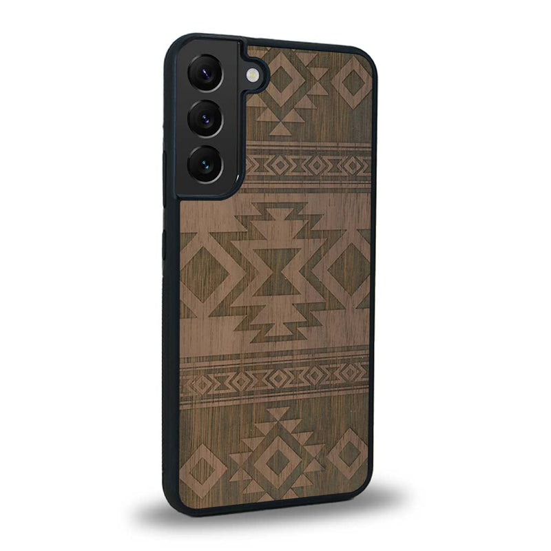 Coque de protection en bois véritable fabriquée en France pour Samsung S24 avec des motifs géométriques s'inspirant des temples aztèques, mayas et incas