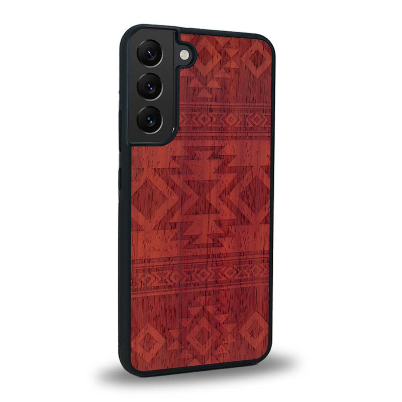 Coque de protection en bois véritable fabriquée en France pour Samsung S24 avec des motifs géométriques s'inspirant des temples aztèques, mayas et incas
