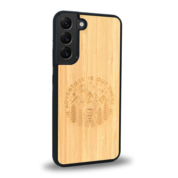 Coque de protection en bois véritable fabriquée en France pour Samsung S24 sur le thème du camping en pleine nature et du bivouac avec la phrase "Aventure is out there"