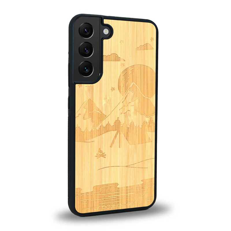 Coque de protection en bois véritable fabriquée en France pour Samsung S24 sur le thème du camping en pleine nature représentant une tente avec un feu de camp entouré de montagnes