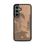 Coque de protection en bois véritable fabriquée en France pour  sur le thème du camping en pleine nature représentant une tente avec un feu de camp entouré de montagnes
