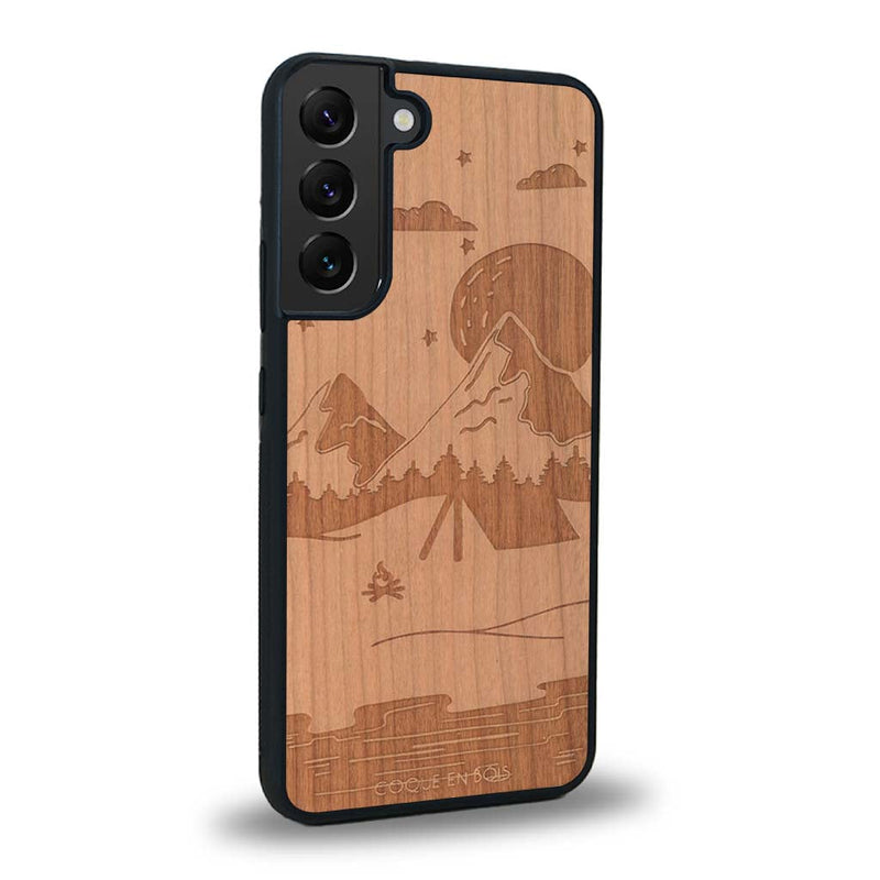 Coque de protection en bois véritable fabriquée en France pour Samsung S24 sur le thème du camping en pleine nature représentant une tente avec un feu de camp entouré de montagnes