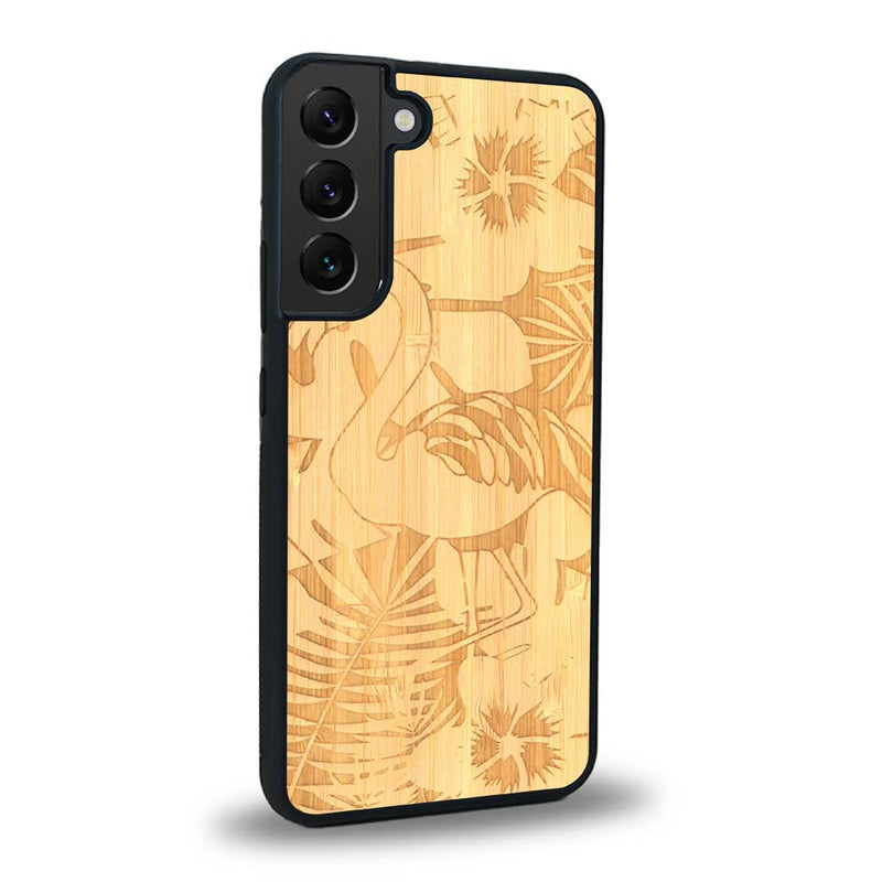 Coque de protection en bois véritable fabriquée en France pour Samsung S24 sur le thème de la nature et des animaux représentant un flamant rose entre des fougères