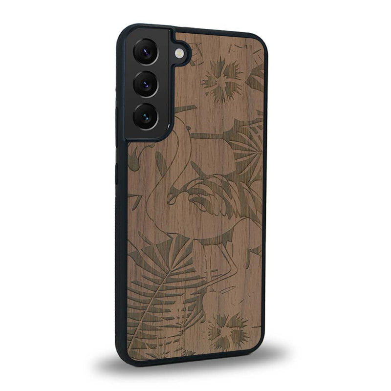 Coque de protection en bois véritable fabriquée en France pour Samsung S24 sur le thème de la nature et des animaux représentant un flamant rose entre des fougères