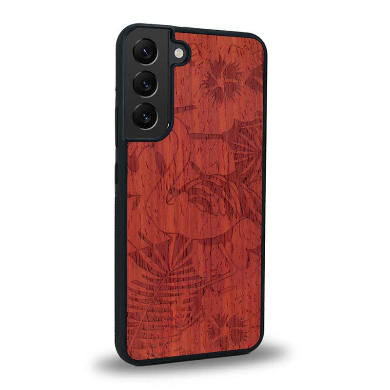 Coque de protection en bois véritable fabriquée en France pour Samsung S24 sur le thème de la nature et des animaux représentant un flamant rose entre des fougères