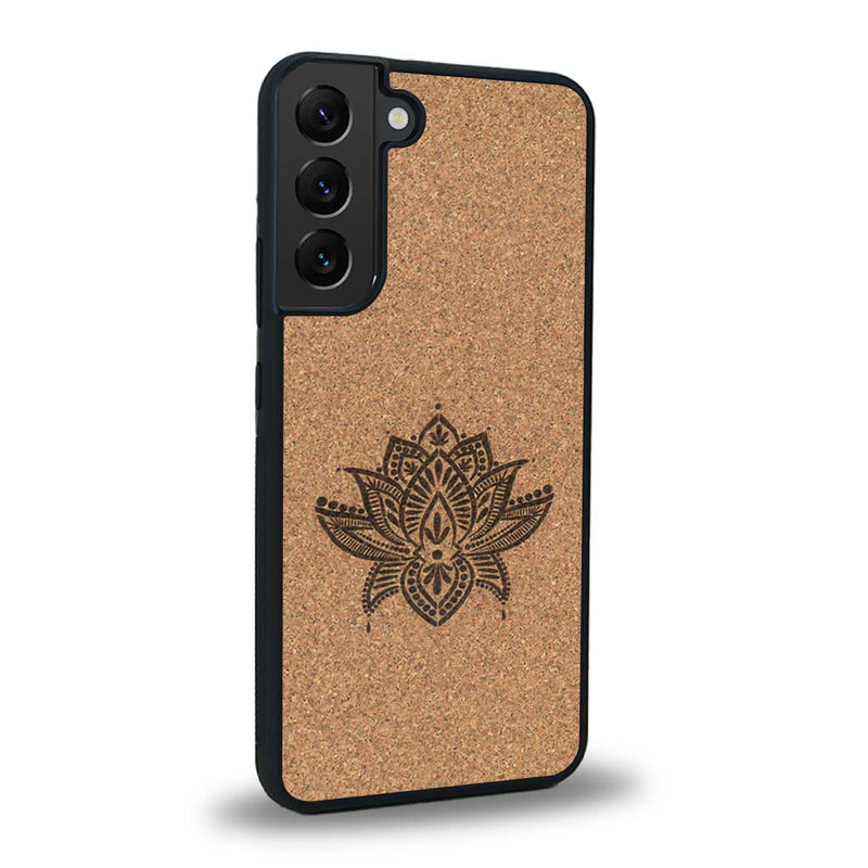 Coque de protection en bois véritable fabriquée en France pour Samsung S24 sur le thème de la nature et du yoga avec une gravure zen représentant une fleur de lotus