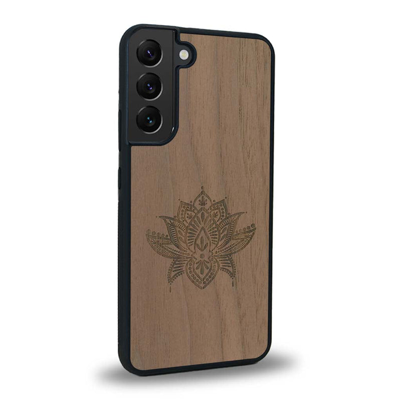 Coque de protection en bois véritable fabriquée en France pour Samsung S24 sur le thème de la nature et du yoga avec une gravure zen représentant une fleur de lotus