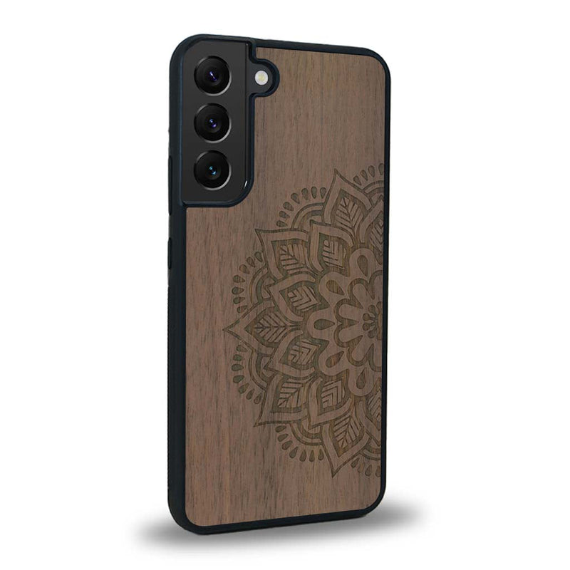 Coque de protection en bois véritable fabriquée en France pour Samsung S24 sur le thème de la bohème et du tatouage au henné avec une gravure représentant un mandala