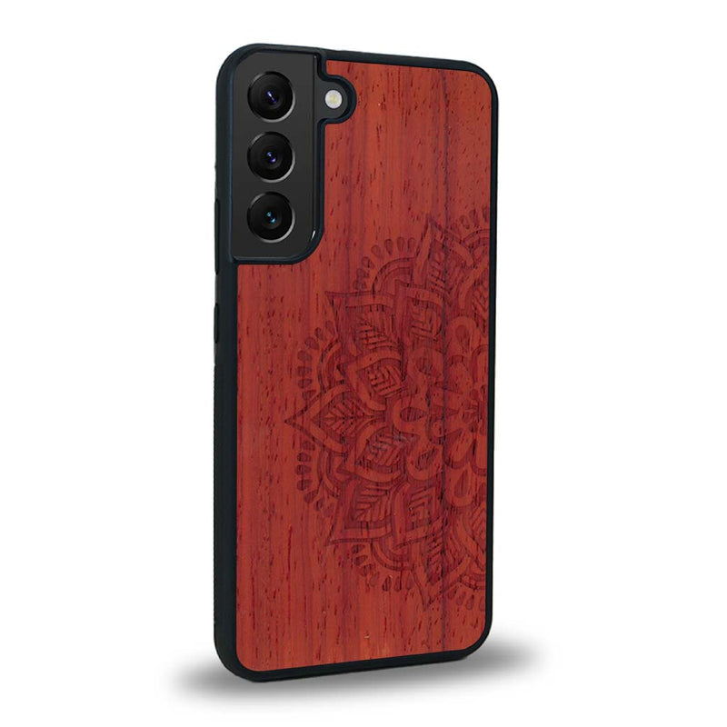 Coque de protection en bois véritable fabriquée en France pour Samsung S24 sur le thème de la bohème et du tatouage au henné avec une gravure représentant un mandala