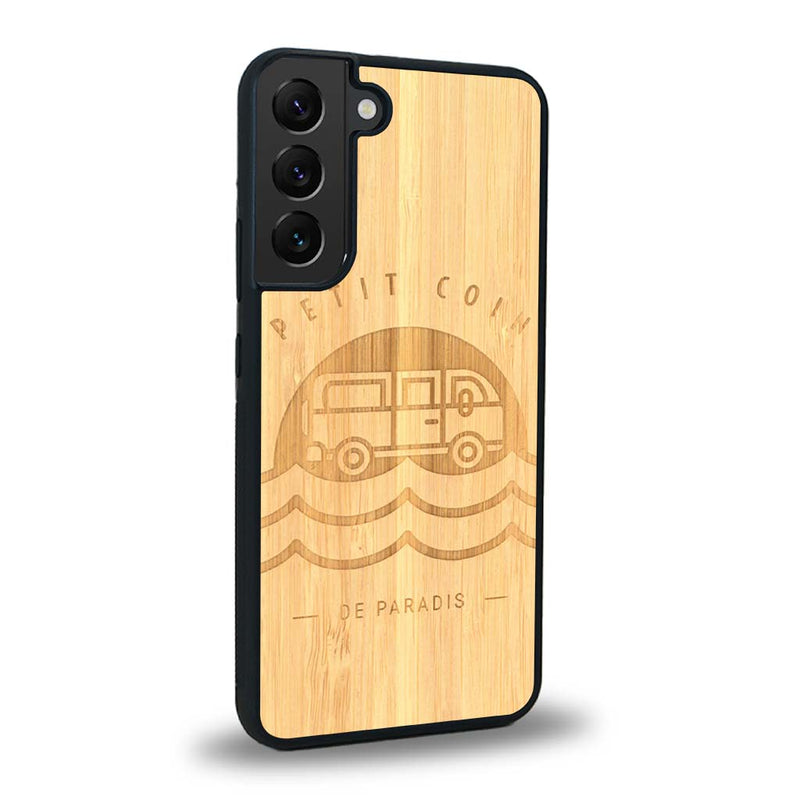 Coque de protection en bois véritable fabriquée en France pour Samsung S24 sur le thème des voyages en vans, vanlife et chill avec une gravure représentant un van vw combi devant le soleil couchant sur une plage avec des vagues