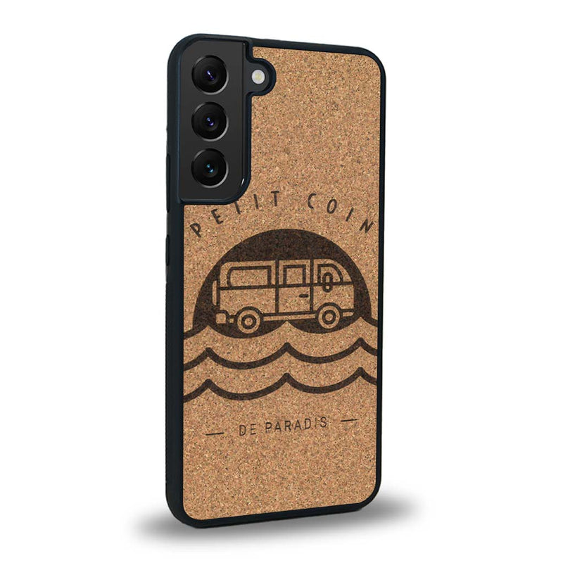 Coque de protection en bois véritable fabriquée en France pour Samsung S24 sur le thème des voyages en vans, vanlife et chill avec une gravure représentant un van vw combi devant le soleil couchant sur une plage avec des vagues