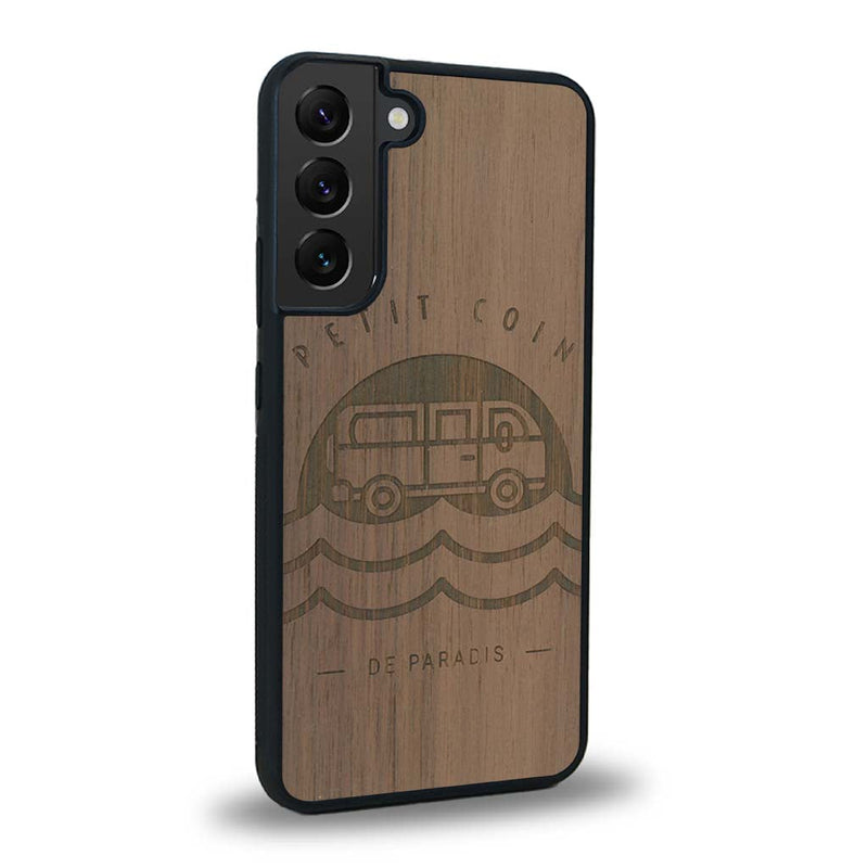 Coque de protection en bois véritable fabriquée en France pour Samsung S24 sur le thème des voyages en vans, vanlife et chill avec une gravure représentant un van vw combi devant le soleil couchant sur une plage avec des vagues