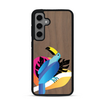 Coque de protection en bois véritable fabriquée en France pour Samsung S24 représentant un toucan coloré avec un design moderne et minimaliste sur le thème de la jungle et de la nature