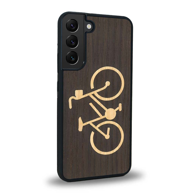 Coque de protection en bois véritable fabriquée en France pour Samsung S24 sur le theme du vélo et de l'outdoor qui allie du bambou et du chêne fumé représentant un vélo