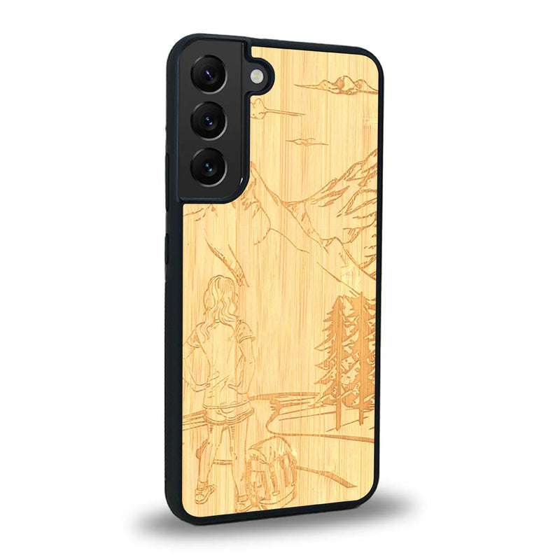 Coque de protection en bois véritable fabriquée en France pour Samsung S24 sur le thème de la randonnée en montagne et de l'aventure avec une gravure représentant une femme de dos face à un paysage de nature