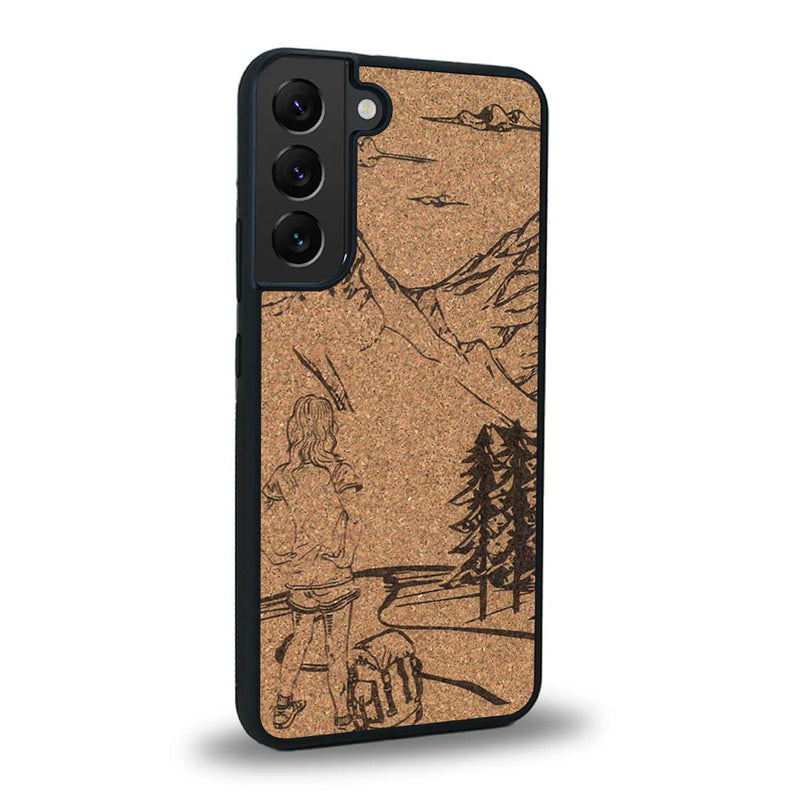 Coque de protection en bois véritable fabriquée en France pour Samsung S24 sur le thème de la randonnée en montagne et de l'aventure avec une gravure représentant une femme de dos face à un paysage de nature
